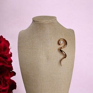 AVON VINTAGE GOLD TONE SQUIGGLE FAUX PEARL BROOCH/PIN VGC